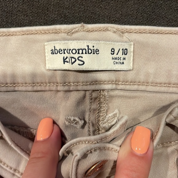Abercrombie kids 9/10 khaki shorts - Picture 2 of 3